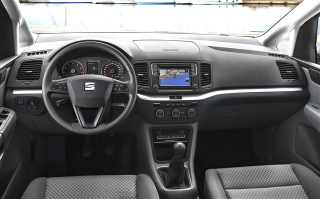 Das fahrer- und beifahrerfreundliche Cockpit überzeugt durch Stil und Übersichtlichkeit. Foto: Auto-Medienportal.Net/Seat