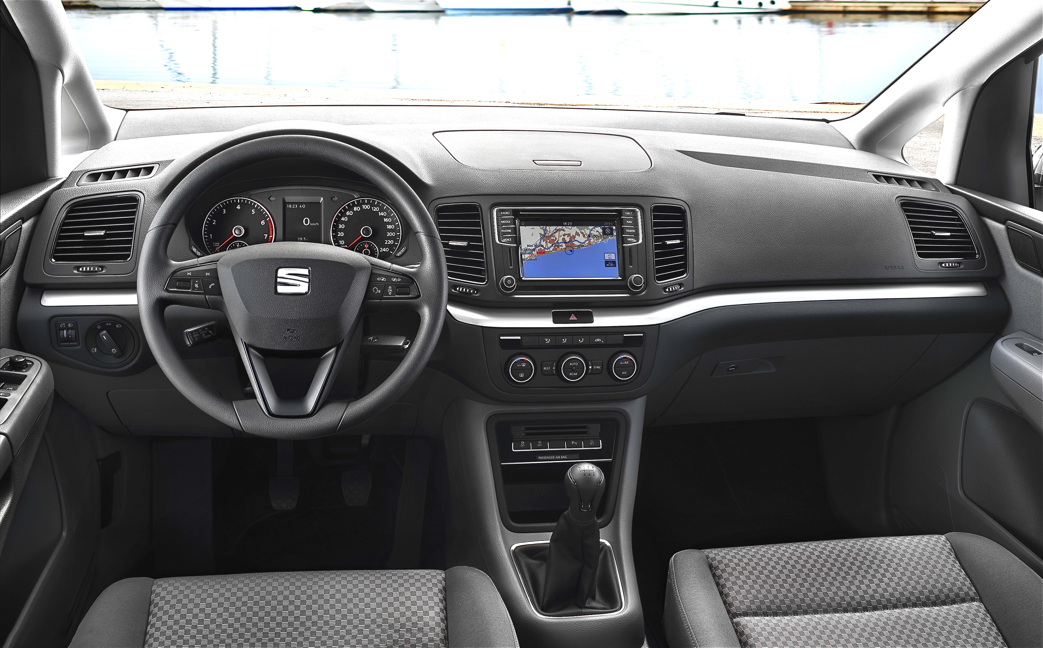 Das fahrer- und beifahrerfreundliche Cockpit überzeugt durch Stil und Übersichtlichkeit. Foto: Auto-Medienportal.Net/Seat