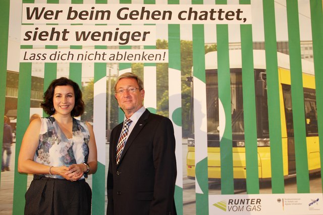 Dorothee Bär und Dr. Walter Eichendorf präsentierten in Nürnberg die verschiedenen Motive einer Plakataktion, die sich mit den Gefahren der Ablenkung im Straßenverkehr beschäftigt. | Foto: tom