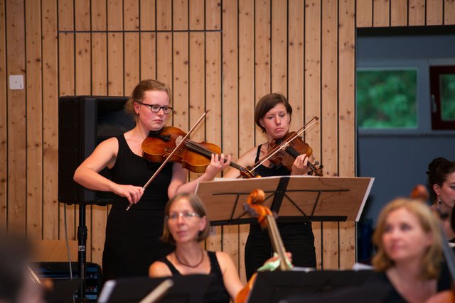 Begleitung für die Jungen Meistersinger und die KroChordile. Katharina Leniger an der Bratsche und Kristina Glücker an der Geige. (Bild: Privat)