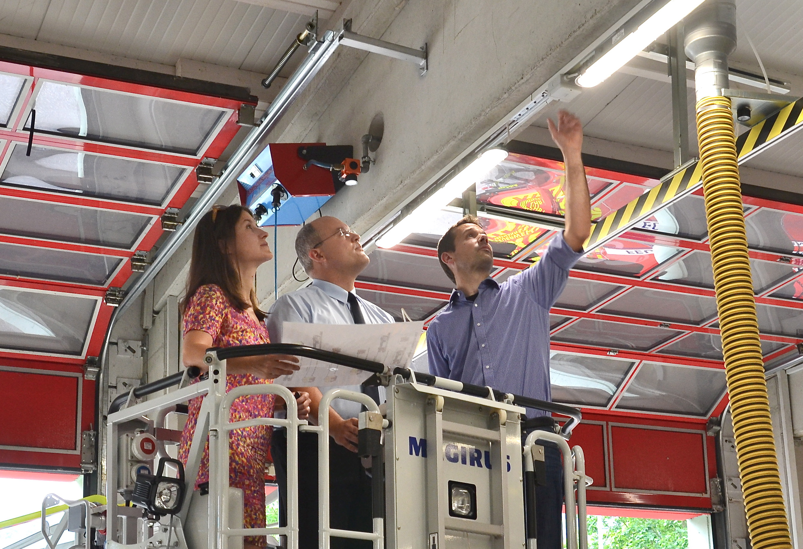 Bürgermeisterin Christiane Meyer, Holger Köferlein (Kommandant Feuerwehr Ebermannstadt ) und Jürgen Fiedler (Geschäftsführer Stadtwerke Ebermannstadt / v.l.n.r.) bei der Besichtigung der energiesparenden LED-Beleuchtung im Feuerwehrhaus. Foto: oh