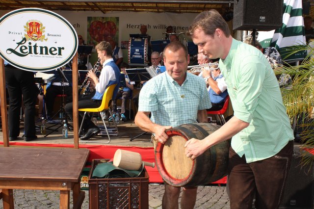 Beim Fassaufstellen legt Oberbürgermeister Matthias Thürauf (r.) selbst mit Hand an. | Foto: @Victor Schlampp