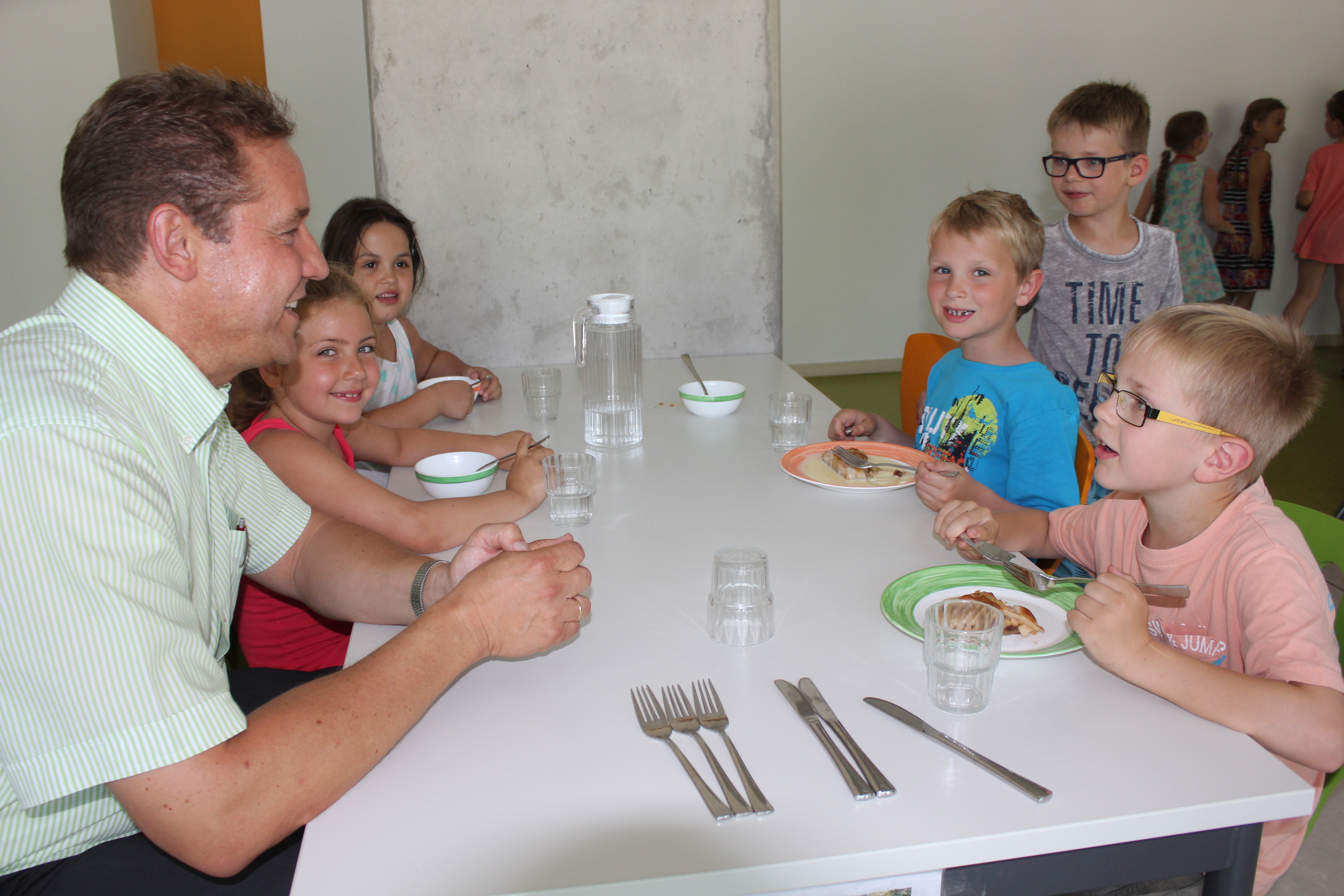 Die Grundschüler der Friedrich-Ebert-Schüler beim "Mittagsplausch" mit Bürgermeister Markus Braun. Foto: Ebersberger