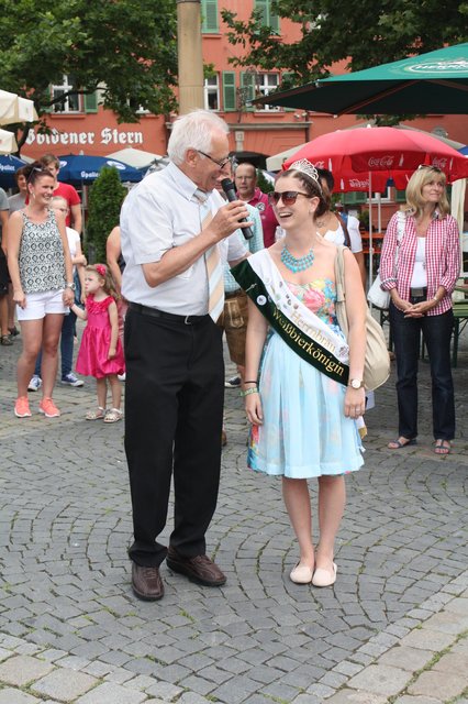 Rudi Nobis begrüßt die Herrnbräu-Weißbierkönigin. | Foto: @Victor Schlampp