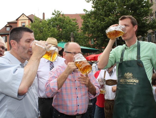 Rednitzhembachs 1. Bürgermeister Jürgen Spahl (l) stößt mit CSU-Stadtrat Heiner Hack und Matthias Thürauf auf ein erfolgreiches Bürgerfest an. | Foto: ©Victor Schlampp