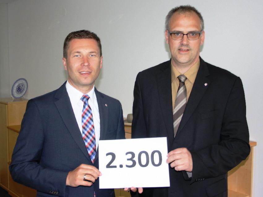 Landrat Matthias Dießl (li.) und der Kommunale Behindertenbeauftragte Stephan Beck werben um weitere Unterschriften.