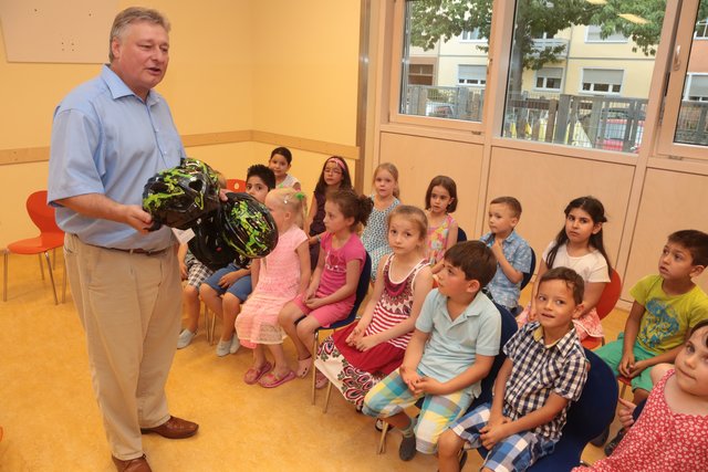 Der Ritter-von-Schuh Kindergarten in Nürnberg bekam auf Initiative von Martin Burkert nun 28 Fahrradhelme kostenlos zur Verfügung gestellt. | Foto: bayernpress