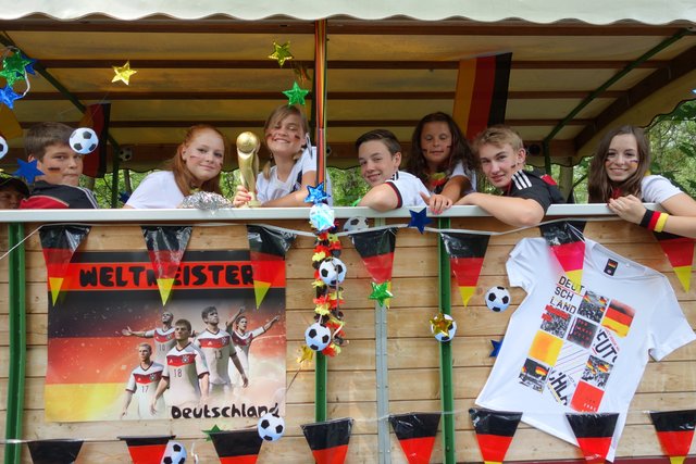 Der Kirchweihzug stößt auch heute noch auf großes Interesse. Viele Gruppen scheuen keine Kosten und Mühen, um mit dabei zu sein. | Foto: Veranstalter