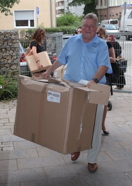 Martin Burkert schleppt die Kartons mit den Fahrradhelmen. | Foto: bayernpress