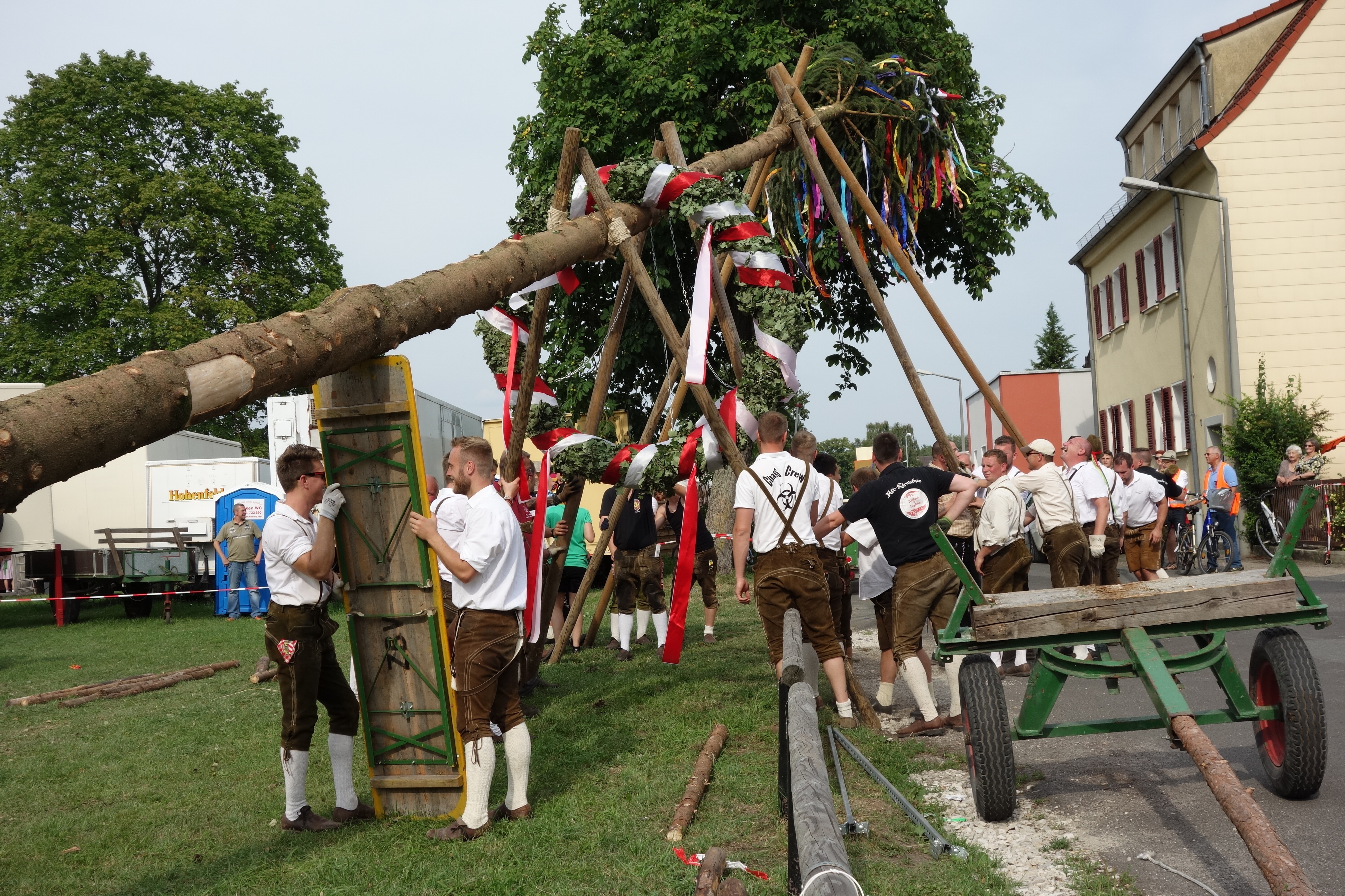 Beim Aufstellen des Kirchweihbaumes kann auch ein Biertisch gute Dienste leisten.