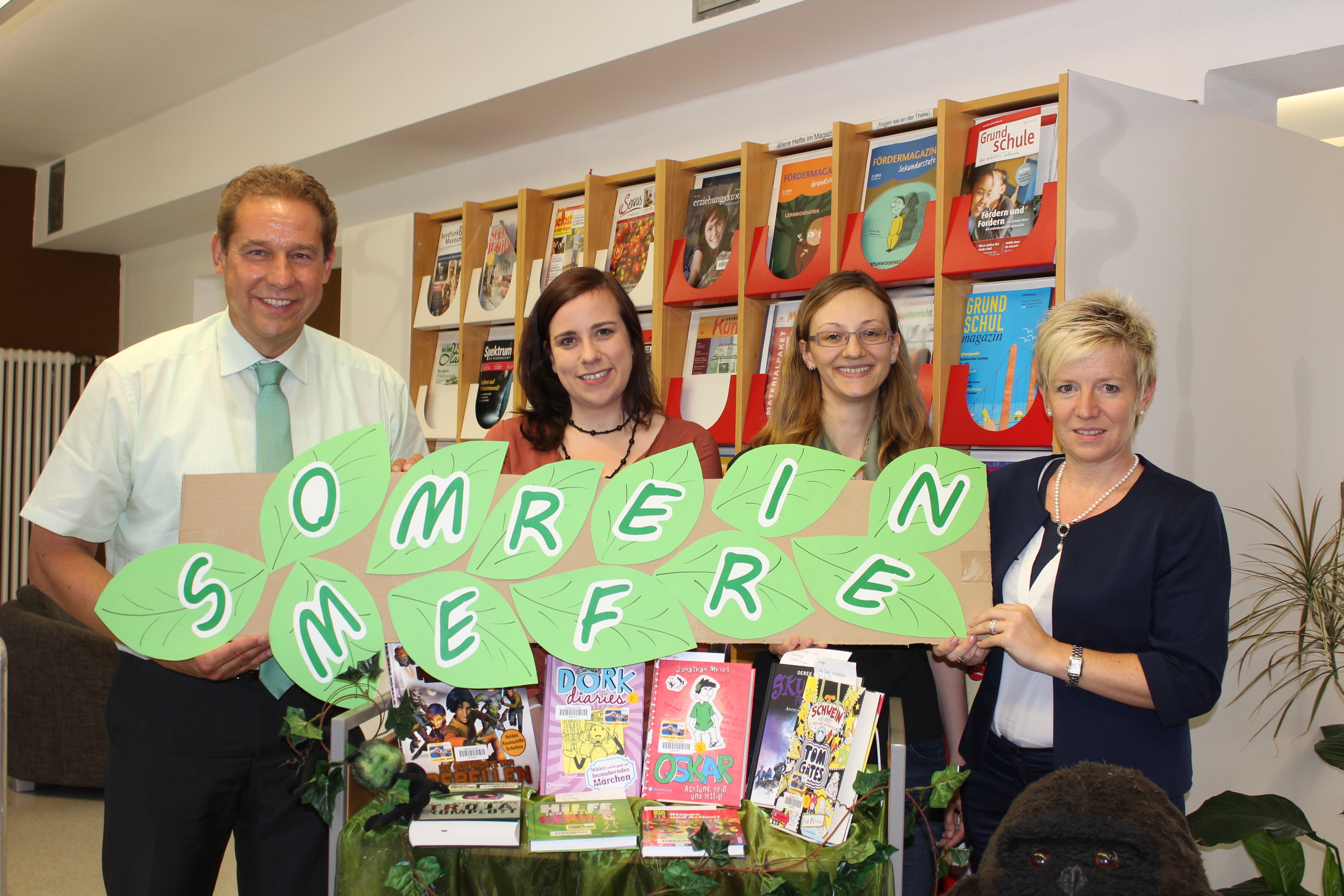 Finden den Sommerferien-Leseclub eine tolle Sache: (v.li.n.re.)Bürgermeister Markus Braun, Christina Röschlein, Melinda Heimerle und die Möbel Höffner-Hausleiterin in Fürth, Simone Leuchauer. Foto: Ebersberger
