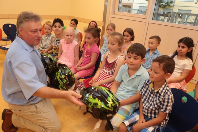 Der Ritter-von-Schuh Kindergarten in Nürnberg bekam auf Initiative von Martin Burkert nun 28 Fahrradhelme kostenlos zur Verfügung gestellt. | Foto: bayernpress