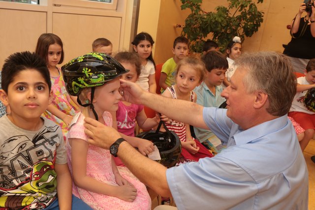 Der Ritter-von-Schuh Kindergarten in Nürnberg bekam auf Initiative von Martin Burkert nun 28 Fahrradhelme kostenlos zur Verfügung gestellt. | Foto: bayernpress