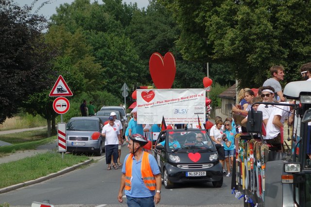 Der Kirchweihzug stößt auch heute noch auf großes Interesse. Viele Gruppen scheuen keine Kosten und Mühen, um mit dabei zu sein. | Foto: Veranstalter