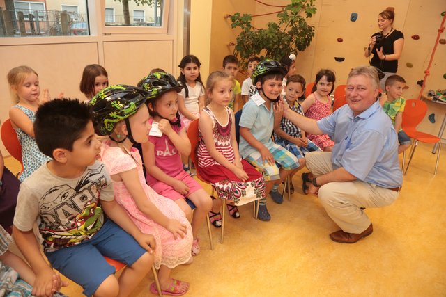 Der Ritter-von-Schuh Kindergarten in Nürnberg bekam auf Initiative von Martin Burkert nun 28 Fahrradhelme kostenlos zur Verfügung gestellt. | Foto: bayernpress
