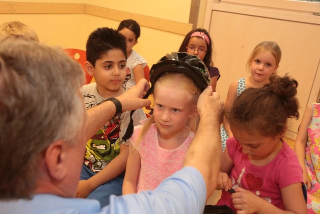 Der Ritter-von-Schuh Kindergarten in Nürnberg bekam auf Initiative von Martin Burkert nun 28 Fahrradhelme kostenlos zur Verfügung gestellt. | Foto: bayernpress
