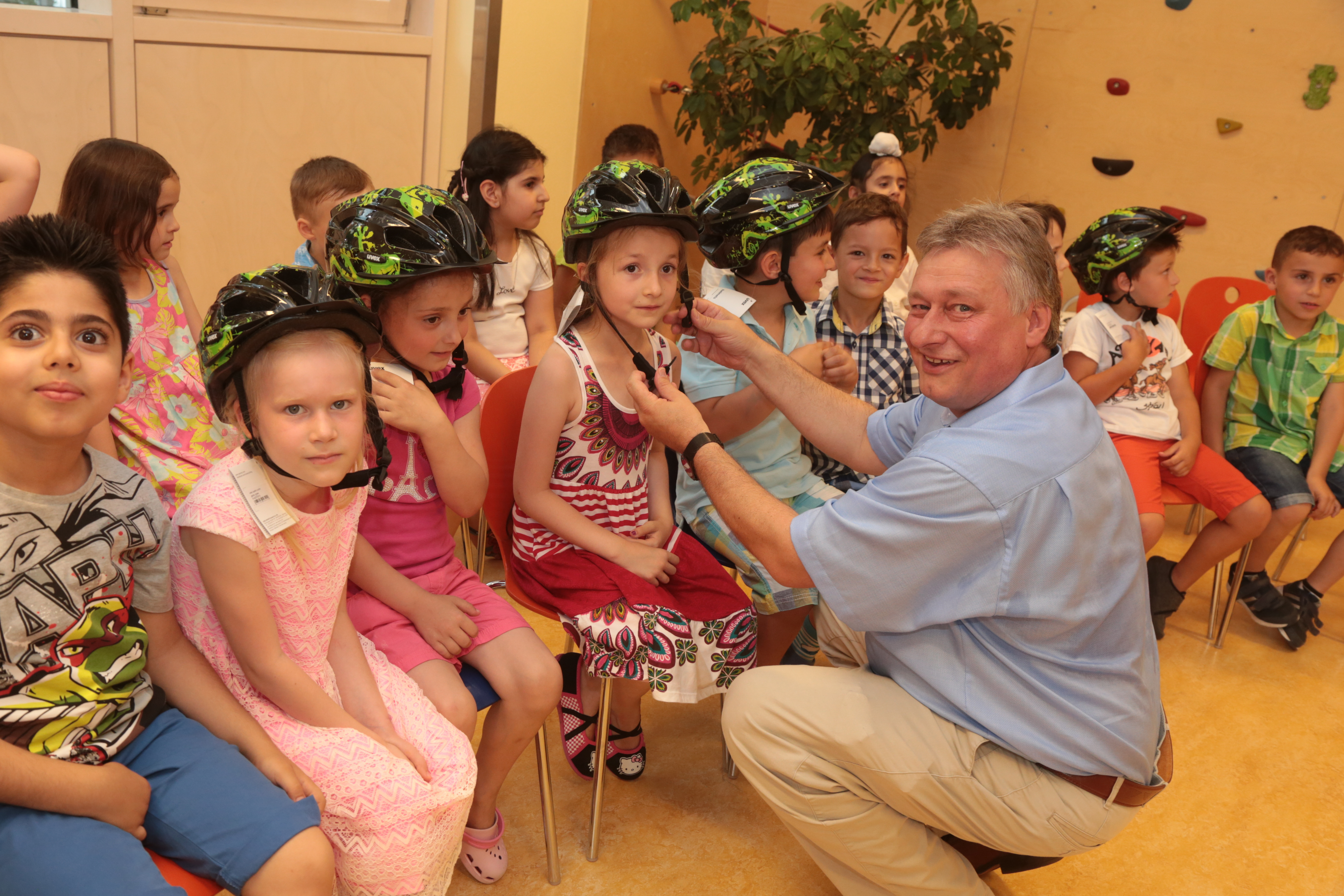 Der Ritter-von-Schuh Kindergarten in Nürnberg bekam auf Initiative von Martin Burkert nun 28 Fahrradhelme kostenlos zur Verfügung gestellt.
