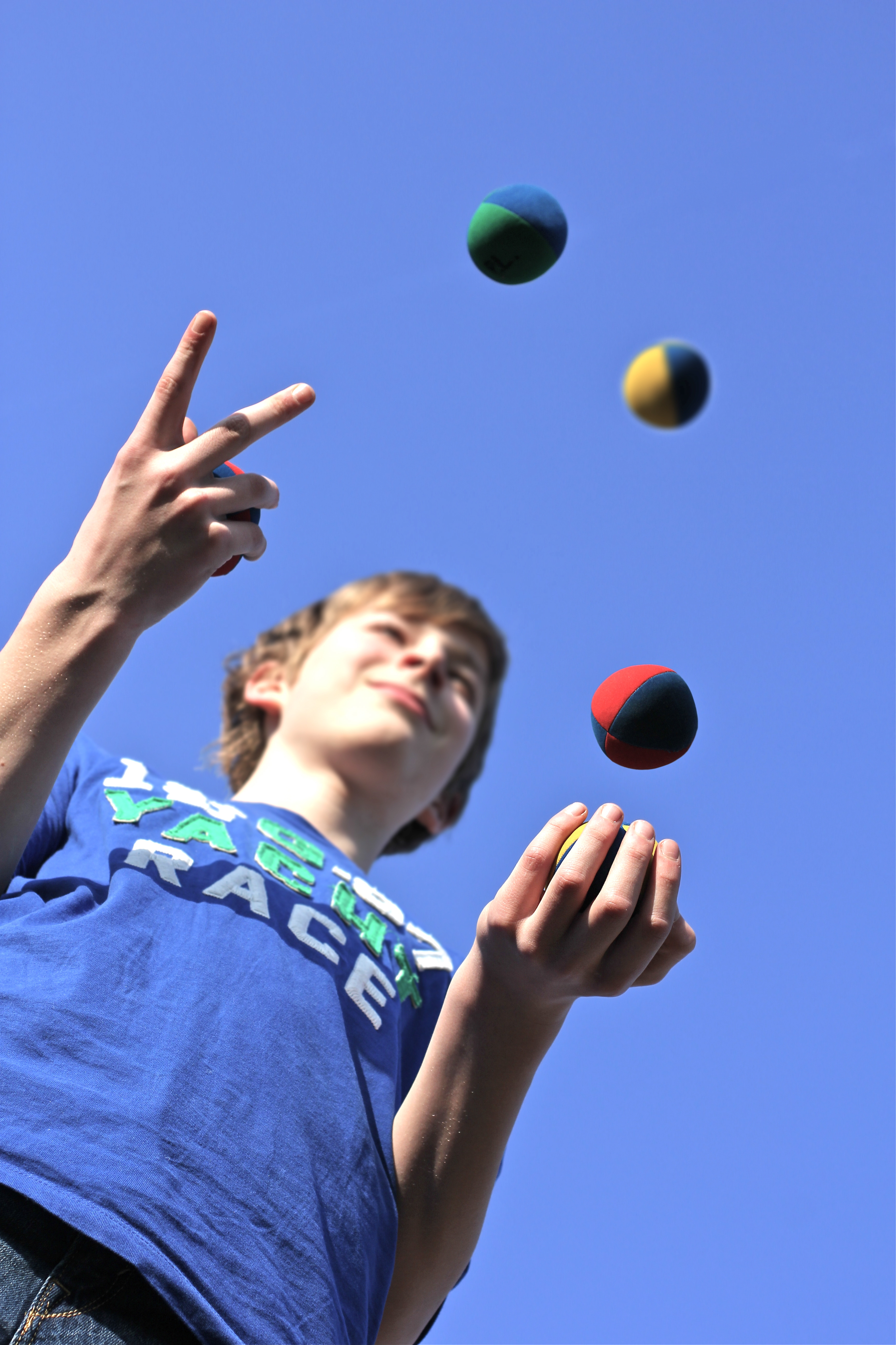 Auf geht‘s: Auch Jonglage ist im kunterbunten Übungsprogramm mit dabei. Foto: © Marina Lohrbach/Fotolia.com