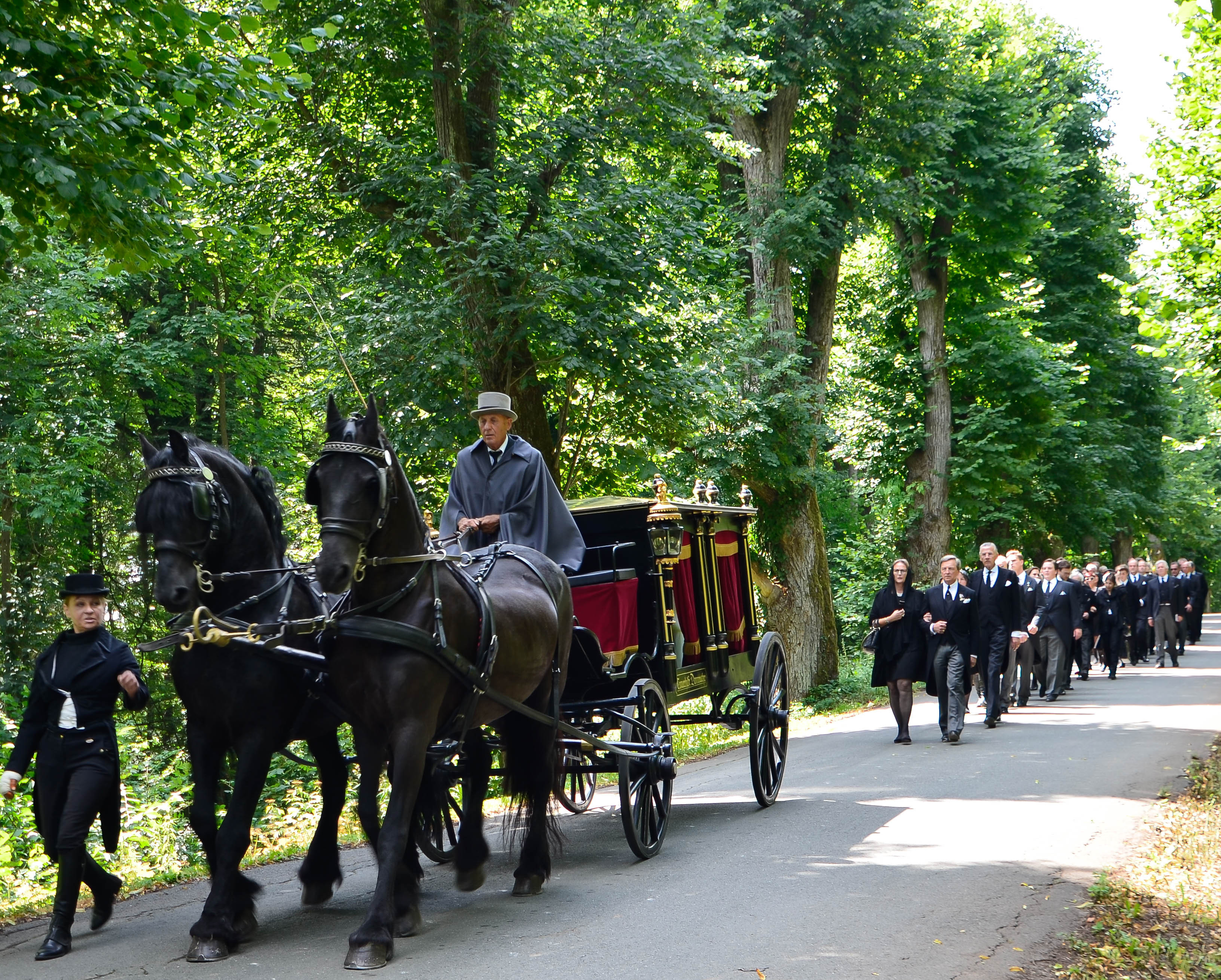 Trauerzug von Schloss Greifenstein zum Familienfriedhof.
