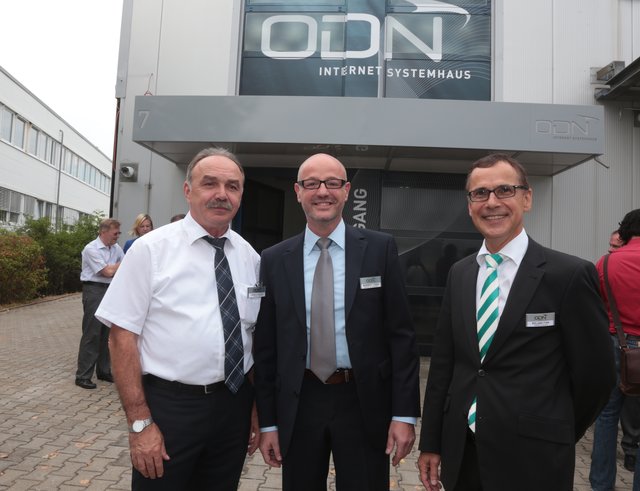 Die Geschäftsführer Hans Schrödel (l.) und Roland Finn (r.) mit Vertriebschef Norbert Fiebig. | Foto: bayernpress