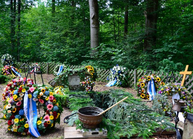 Famiienfriedhof mit dem Grab von Otto Philipp Schenk Graf von Stauffenberg. | Foto: Nicole Fuchsbauer