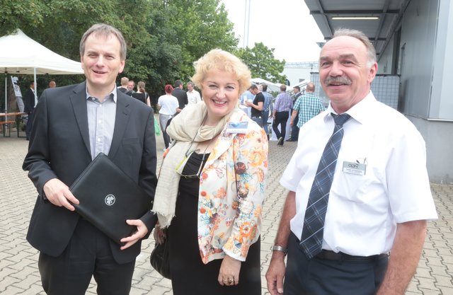 Geschäftsführer Hans Schrödel (r.) bei der Betriebsbesichtigung mit Landtagsabgeordneten Petra Guttenberger und Wirtschaftsreferent Horst Müller. | Foto: bayernpress