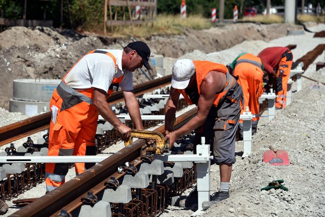 Die ersten Schienen wurden eingehoben und ausgerichtet. | Foto: VAG Verkehrs-Aktiengesellschaft/Claus Felix