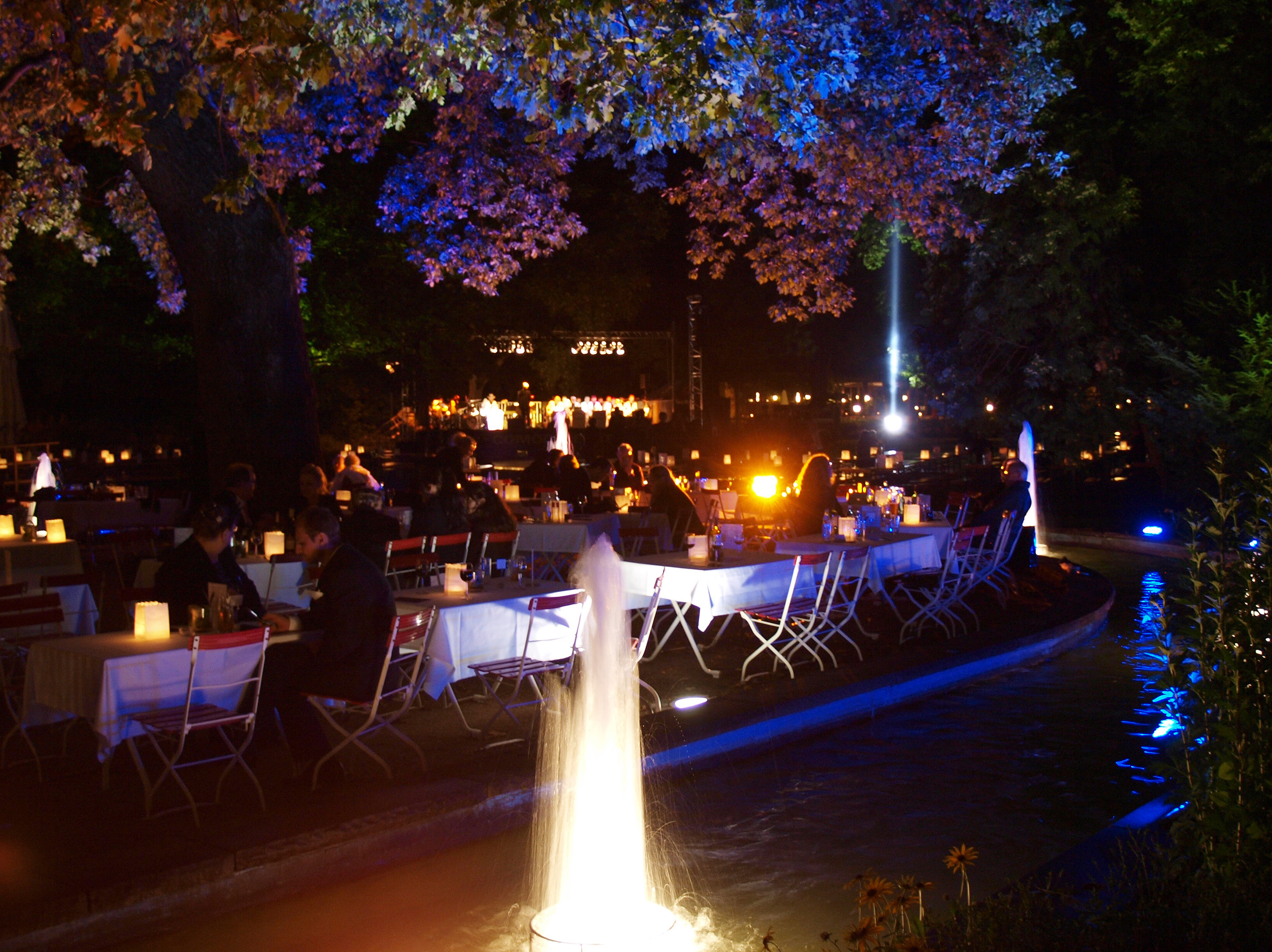 Der Sommernachtsball im Fürther Stadtpark besticht vor allem durch seine einmalige Atmosphäre.