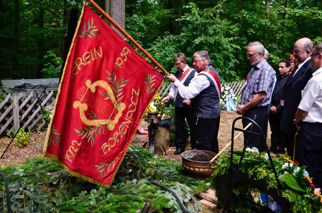 Beisetzung am Familienfriedhof mit vielen Trauergästen und den Ortsvereinen der Marktgemeinde. | Foto: Nicole Fuchsbauer