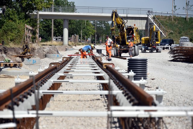 Gleisbauarbeiten für Straßenbahnlinie 4 von Thon nach Am Wegfeld. | Foto: VAG Verkehrs-Aktiengesellschaft/Claus Felix