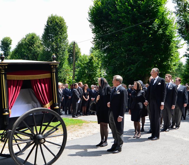 Trauerzug: Christoph Schenk Graf von Stauffenberg und Monika Schenk Gräfin  von Stauffenberg (vorn) folgen der Kutsche mit dem Sarg zum Familienfriedhof. | Foto: Nicole Fuchsbauer