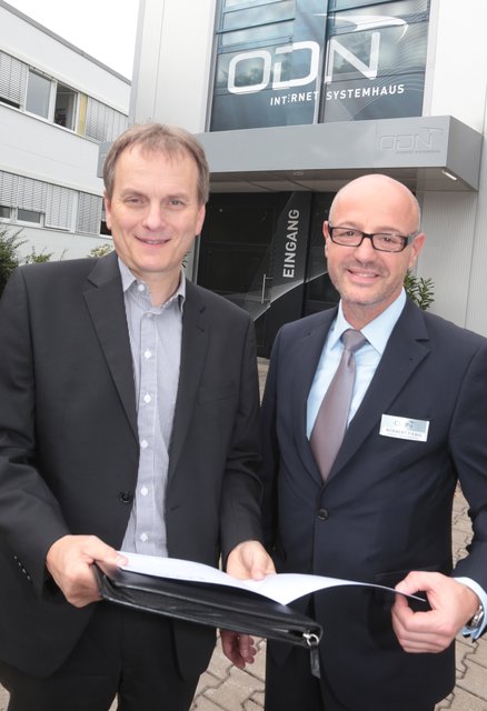 Vertriebschef Norbert Fiebig und Fürths Wirtschaftsreferent Horst Müller (l.). | Foto: bayernpress