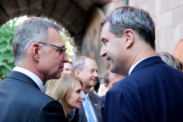 Dirk von Vopelius und Dr. Markus Söder im Gespräch. | Foto: tom