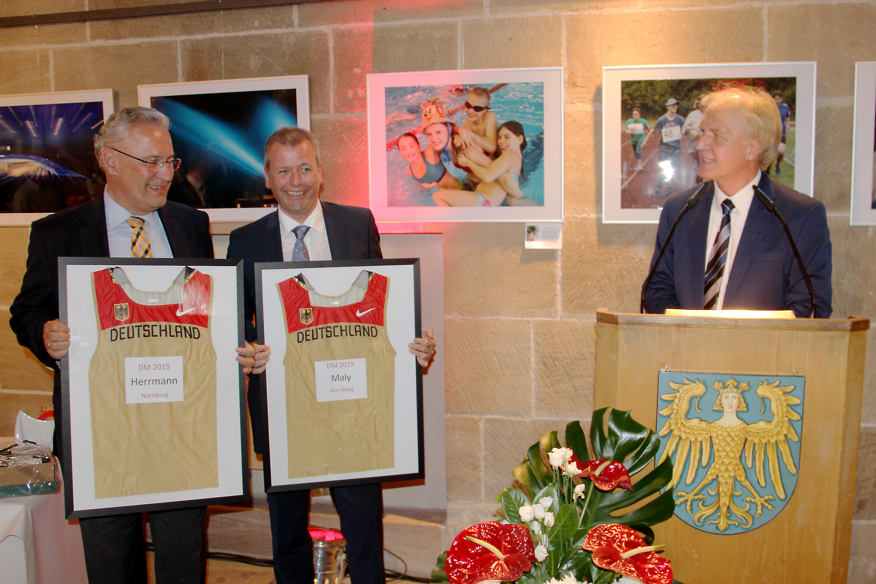 Der Präsident des Deutschen Leichtathletik Verbandes, Dr. Clemens Prokop (r.), überreichte zwei individuell bedruckte Nationaltrikots für die beiden Gastgeber, Joachim Herrmann (l.) und Dr. Ulrich Maly.