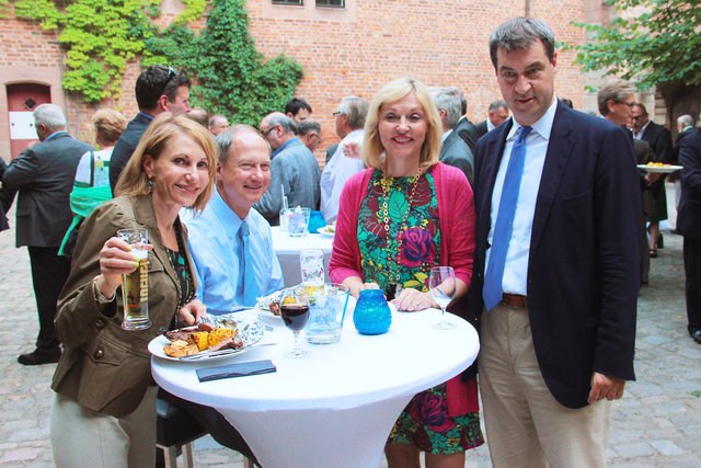 Kimberly Emerson (Ehefrau), John B. Emerson sowie die erst nach Ende der Diskussionsrunde dazu gestoßene Beate Merk und Markus Söder (v.l.). | Foto: tom