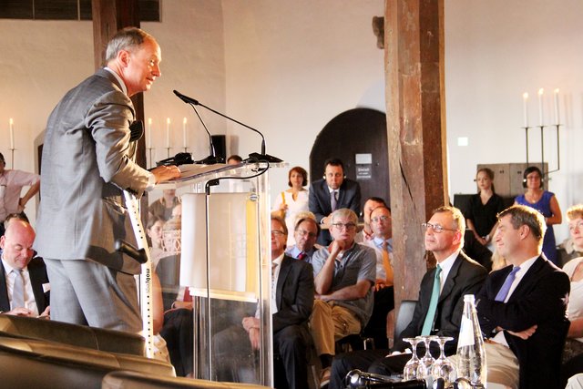 John B. Emerson, Botschafter der Vereinigten Staaten von Amerika, am Rednerpult. | Foto: tom