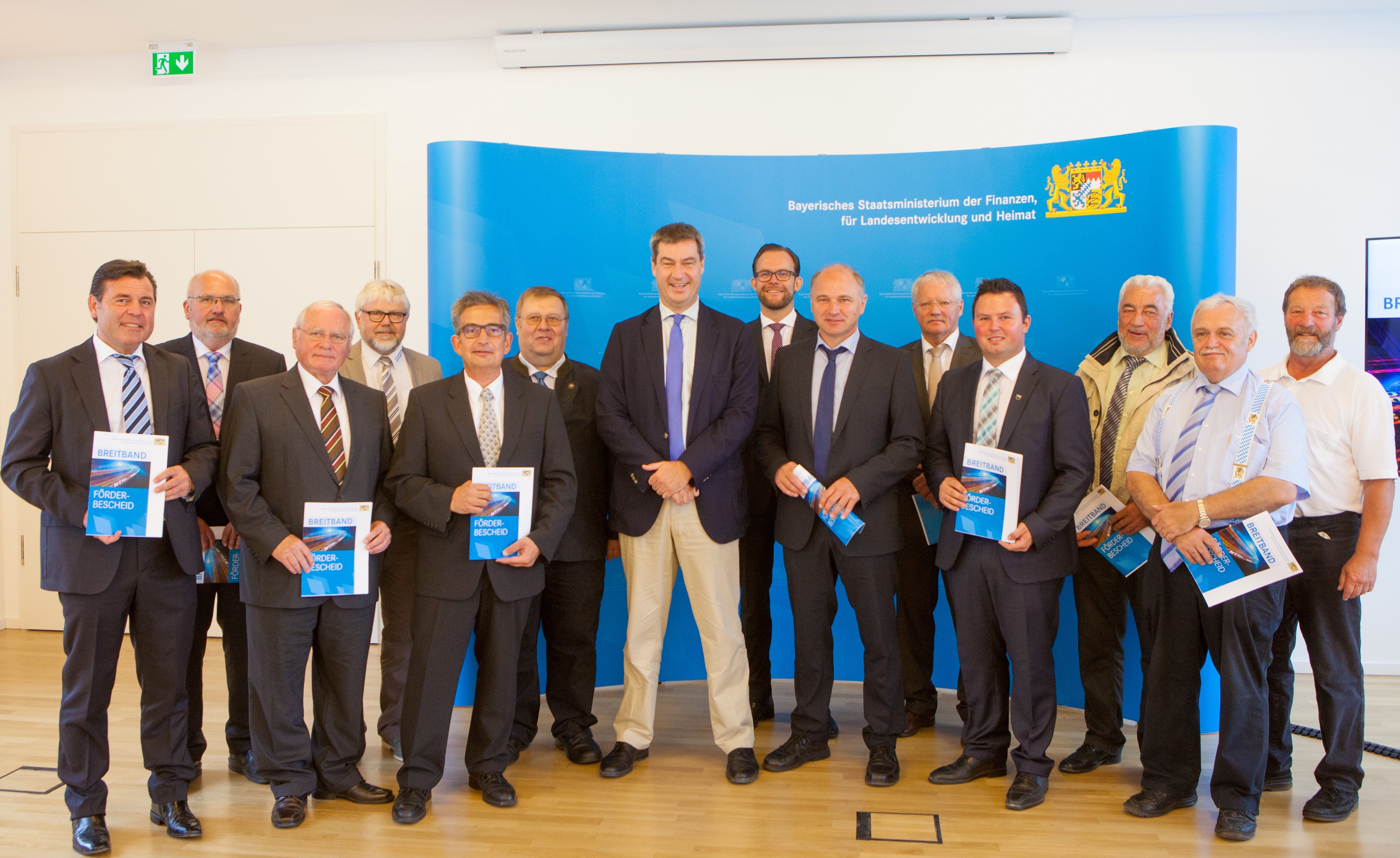 Dr. Markus Söder vergibt Förderbescheide.