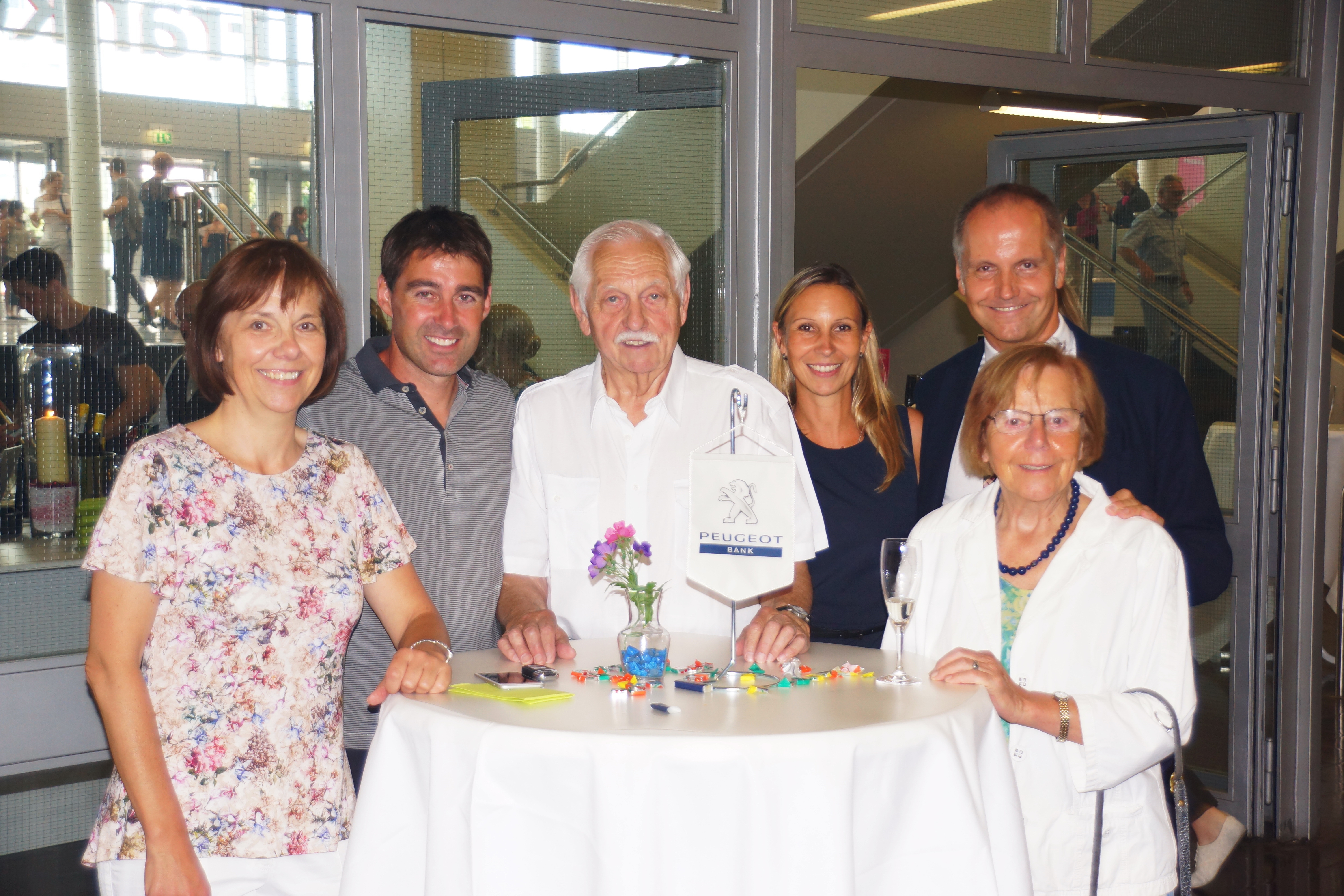 Sie alle genossen einen wunderbaren Abend in der Frankenhalle: (v.l n.r) Christine Fröhlich-Müller (Prokuristin), Club Trainer René Weiler, Heinz Fröhlich (Seniorchef), Andrea Stühler, Autohaus-Geschäftsführer Peter Fröhlich und Seniorchefin Katharina Fröhlich