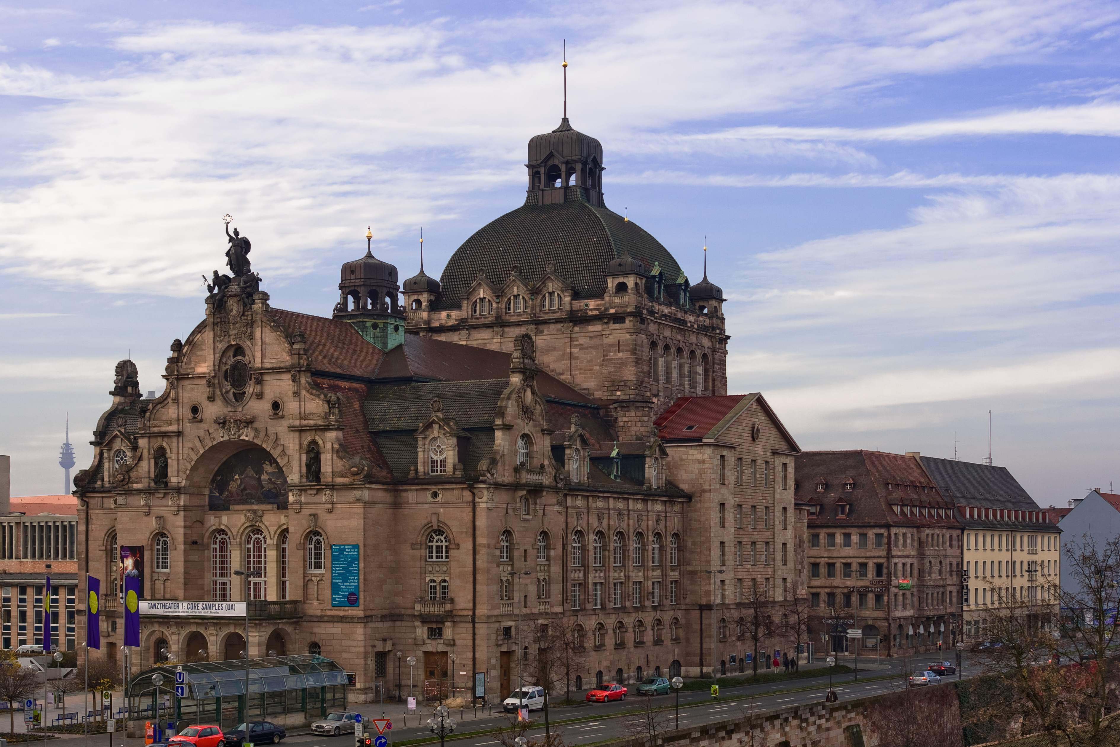 Am Montag haben die Sanierungsarbeiten am historischen Opernhaus begonnen.