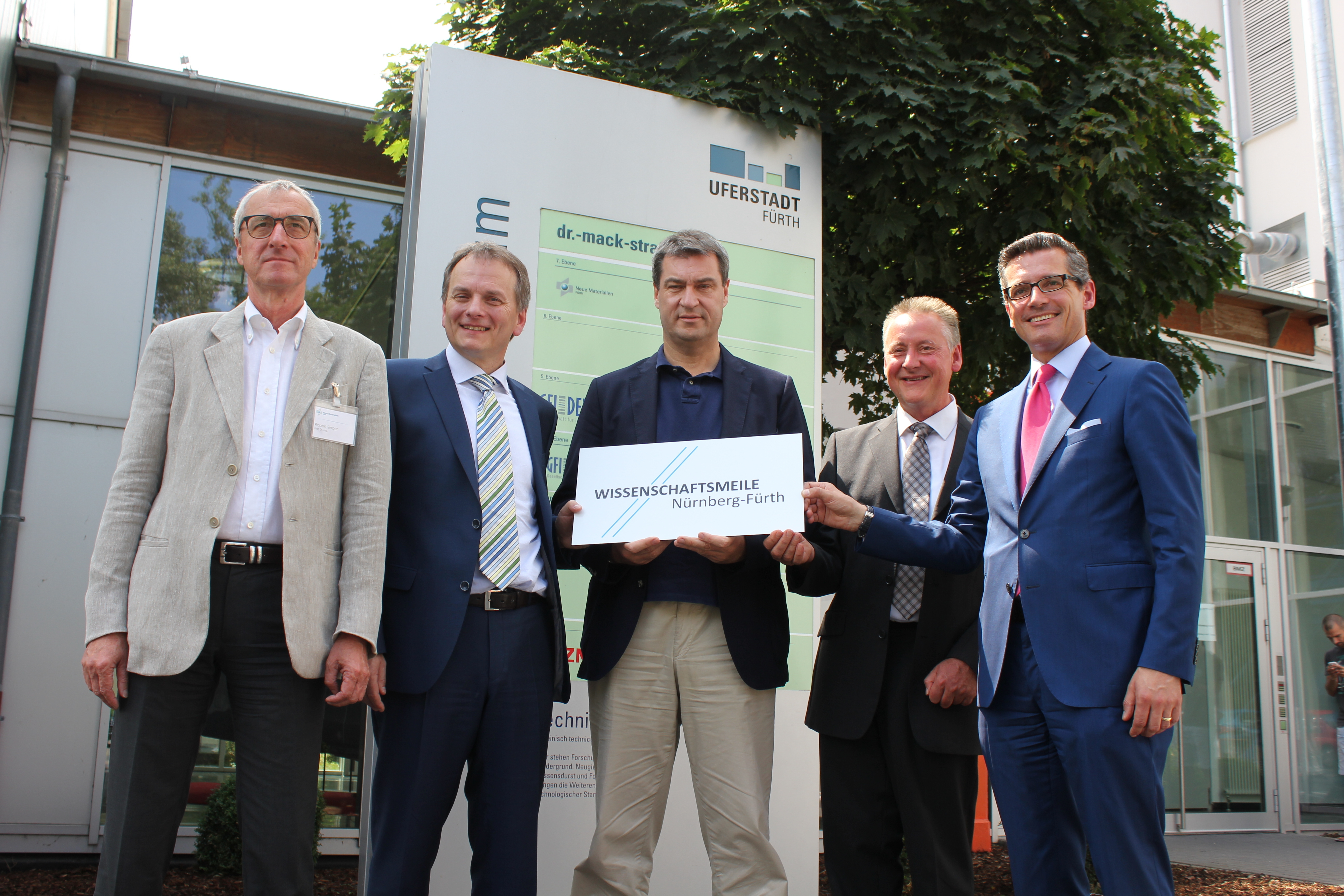 Prof. Robert F. Singer, Geschäftsführer der Neue Materialien GmbH, Horst Müller, Markus Söder, Fürths OB Thomas Jung und Michael Fraas (v.li.n.re.) werben für die neue Wissenschaftsmeile. Foto: Ebersberger