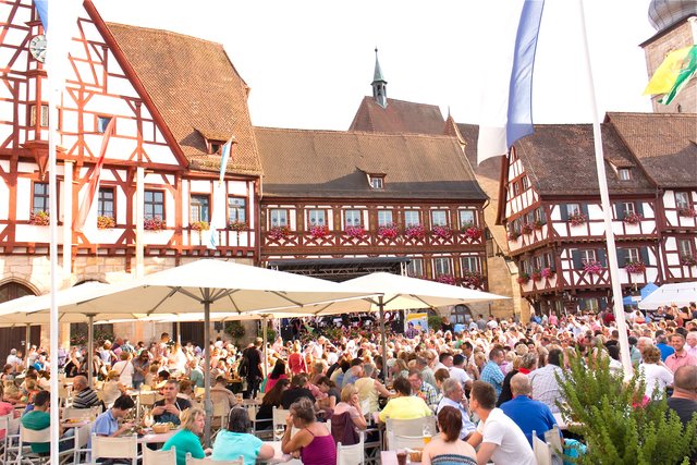 Das Weinfest ist traditionell sehr gut besucht, weshalb es sich empfiehlt, rechtzeitig einen Platz zu ergattern. Foto: Archiv/Roland Rosenbauer