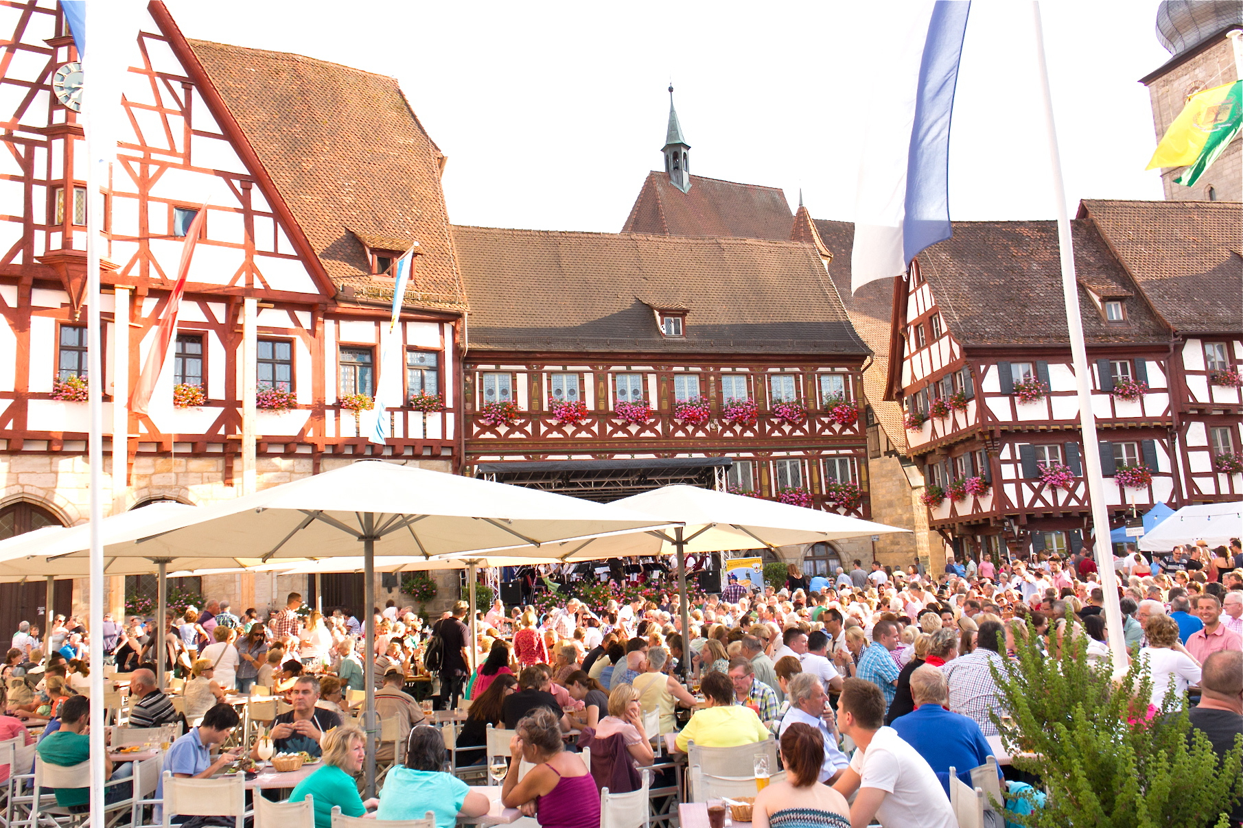 Das Weinfest ist traditionell sehr gut besucht, weshalb es sich empfiehlt, rechtzeitig einen Platz zu ergattern. Foto: Archiv/Roland Rosenbauer