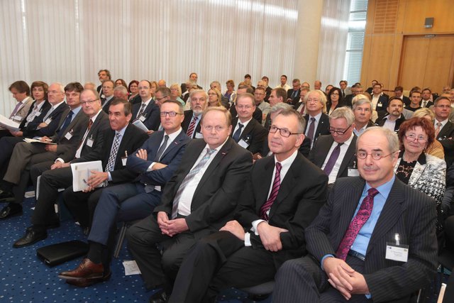 280 geladene Gäste nutzen die Möglichkeit, sich zu informieren und im Rahmen einer Diskussion Fragen zu stellen. | Foto: © bayernpress