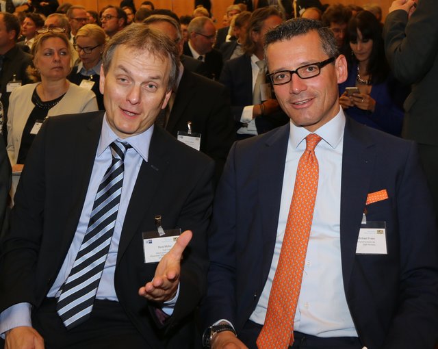 Horst Müller (Wirtschaftsreferent der Stadt Fürth, l.) diskutiert mit seinem Kollegen aus Nürnberg, Dr. Michael Fraas. | Foto: John R. Braun