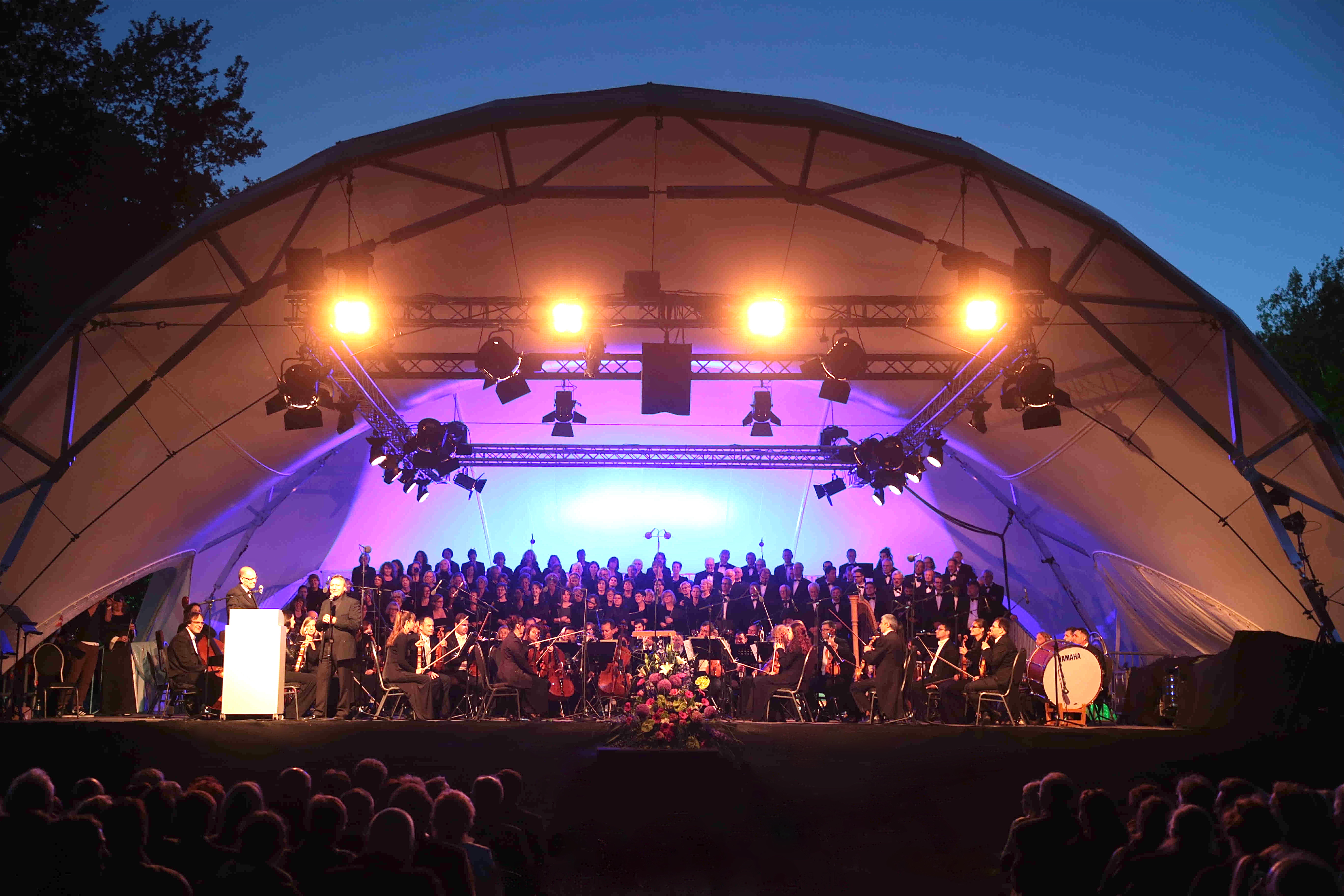Traditionell findet „Klassik am See“ vor traumhafter Kulisse am Dechsendorfer Weiher statt und ist gut besucht. Klar, dass sich da auch die Prominenz aus Politik, Wirtschaft und Gesellschaft gerne ein Stelldichein gibt. Klicken Sie sich durch unsere Bildergalerie! Foto: © Dreier/bayernpress.de