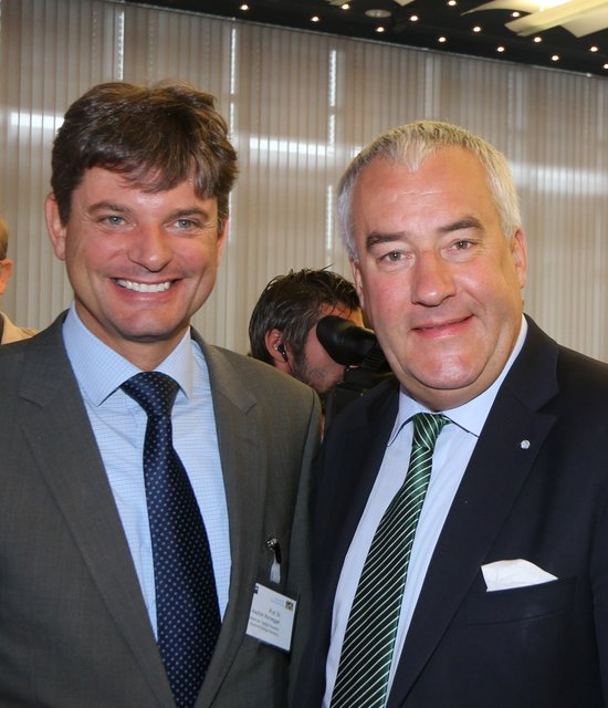 Dr. Ludwig Spaenle begrüßt den Präsidenten der Friedrich-Alexander-Universität Erlangen-Nürnberg, Prof. Dr. Joachim Hornegger (l.) | Foto: © John R. Braun