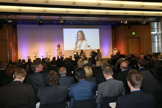 Karen Webb vom ZDF übernahm die Moderation der Diskussions- und Fragerunde. | Foto: John R. Braun