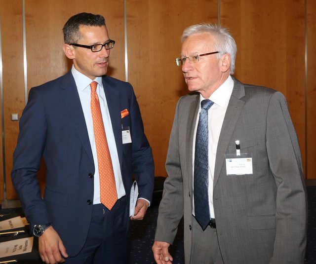 Nürnbergs Wirtschaftreferent Dr. Michael Fraas (l.) im Gespräch mit Prof. Dr. Karl-Dieter Grüske (Alt-Präsident der FAU Erlangen-Nürnberg). | Foto: © John R. Braun