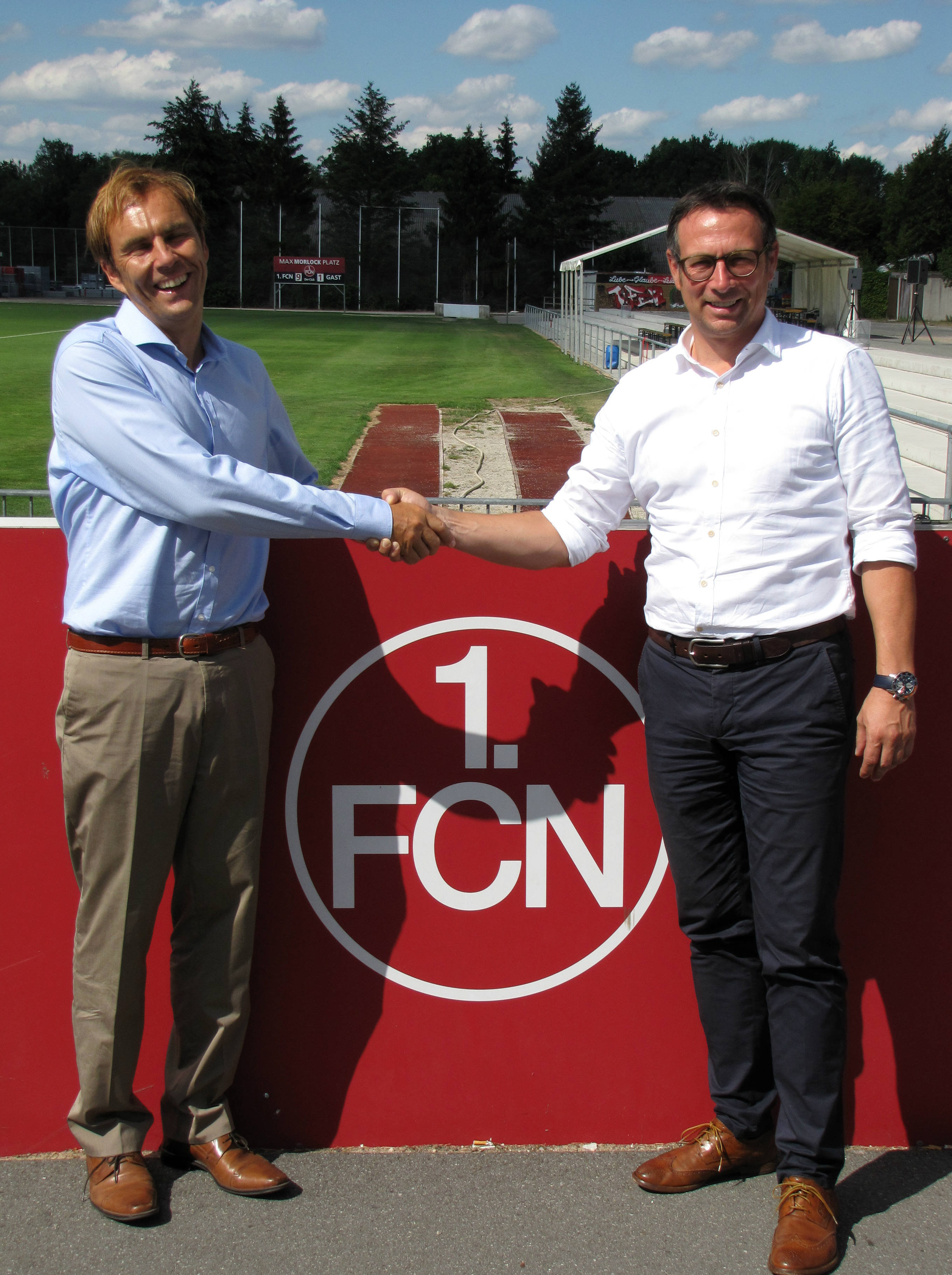 Besiegelten am Valznerweiher ihre weitere Zusammenarbeit: Martin Bader, Vorstand Sport & Öffentlichkeitsarbeit beim 1. FC Nürnberg (rechts) und Funkhaus-Geschäftsführer Alexander Koller.