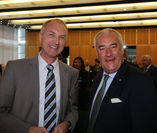Dr. Ludwig Spaenle im Gespräch mit Ralf Gabriel (l.), Geschäftsführer der Kulturidee GmbH (Organisator der Veranstaltung "Lange Nacht der Wissenschaft") | Foto: © John R. Braun